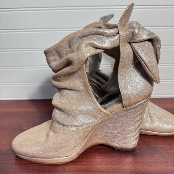 NWOB Tashkent by Cheyenne Beige Metallic Platform Wedges Booties Back Bow Sz 41 - Picture 2 of 11